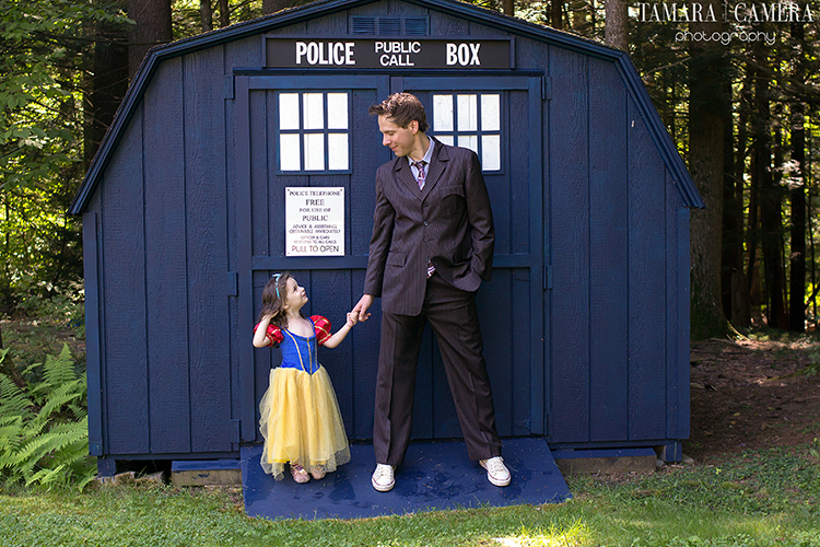 A fun photo shoot is made even more brilliant with high contrast colors | Photography tips | Dr Who and Snow White with The Tardis