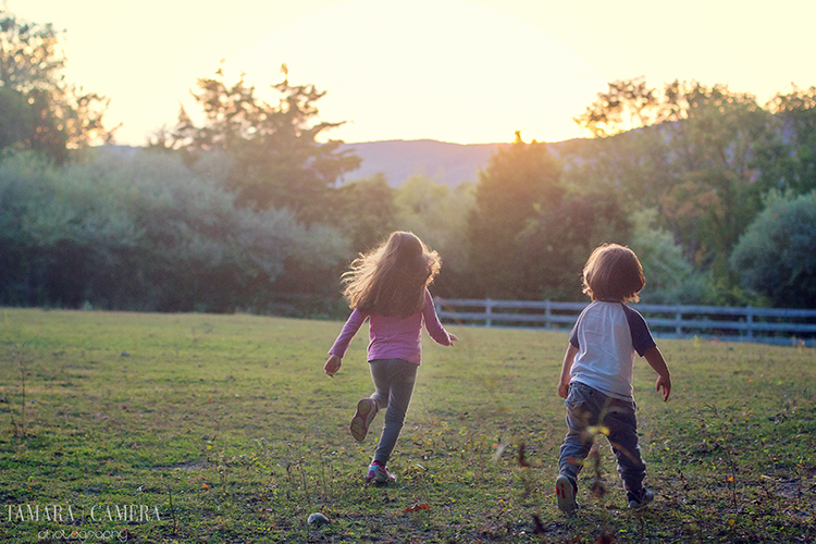 Kids running through a field at golden hour | Outdoor Photography | Golden Hour Photography