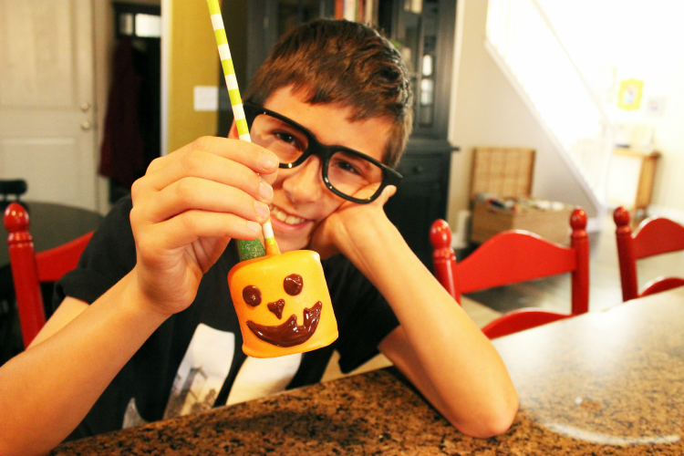 Kids Will Love Making These Halloween Jack-O-Lantern Marshmallow Pops
