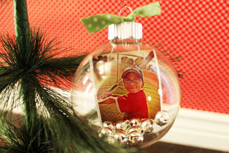 DIY Instagram Christmas ornament. This is a cute idea for adding a special touch to your Christmas tree and home decor. 