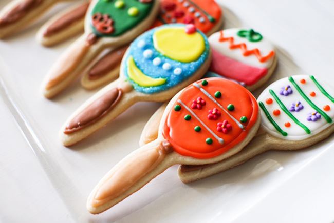 Maraca cookies are super easy to decorate. A great Cinco De Mayo party activity for kids! 