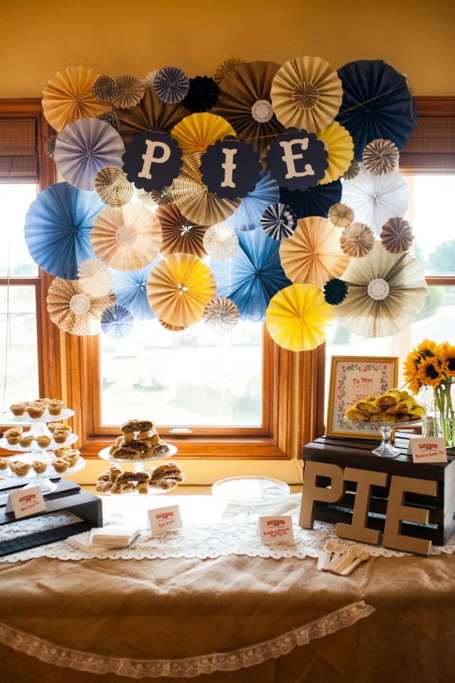 Pie is the perfect dessert for a summer party. Check out this cute pie fan DIY - it is just paper fans glued together. 