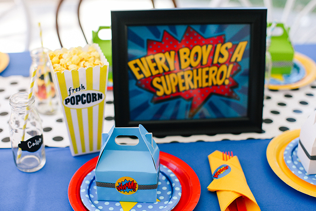 Great table setting ideas for a super hero birthday party. Love the bold colors and fun comic book graphics. 