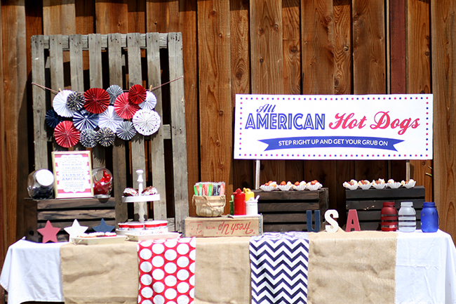 The perfect food station for a fourth of July party! Hot dogs and simple sweets like cookies and push pops are great for an outdoor summer party. 