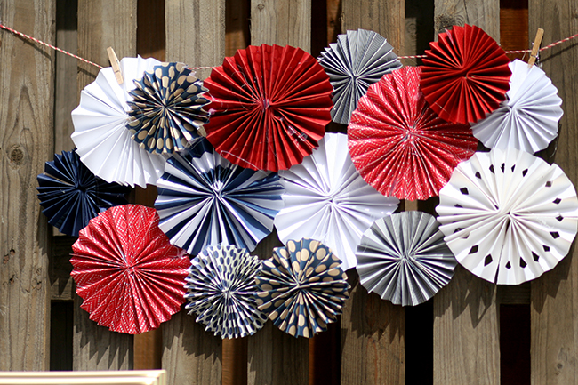 An old pallet makes a great background for an outdoor July 4th party tablescape. This paper fan project is easy to make, and it turns out SO cute. 