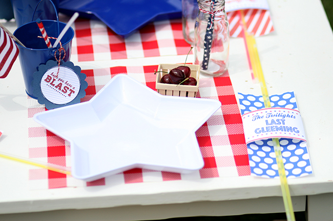Star shaped plates are a must for your 4th of July party! So fun. These free printables are cute, too. Great ideas for a July 4th party. 