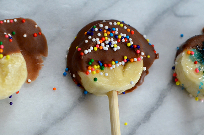 Make your own banana pops for the 4th of July. 