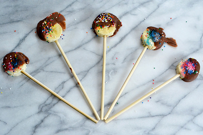 Banana Pops are an easy dessert your kids can make. Have fun in the kitchen this summer! 