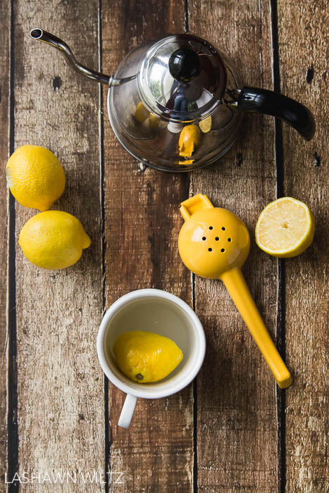 Lemons in tea. 