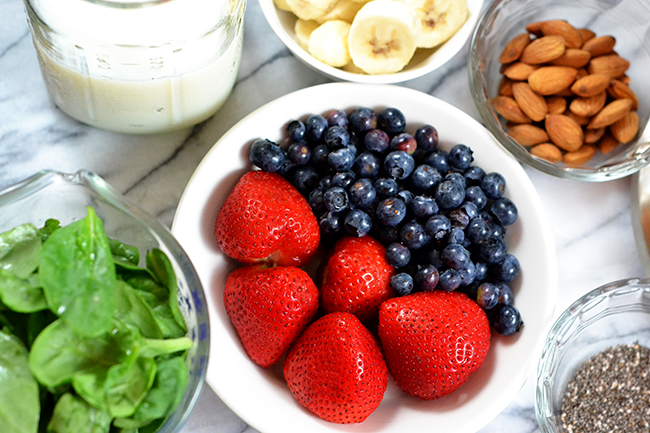 Make your green smoothie diet delicious with lots of berries! 