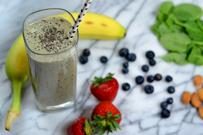 Green Smoothie Recipe | Smoothie Detox | Delicious green smoothie with spinach and fruit - includes strawberries, blueberries, and bananas. Add chia seeds for extra fiber. This smoothie is super healthy and delicious. 
