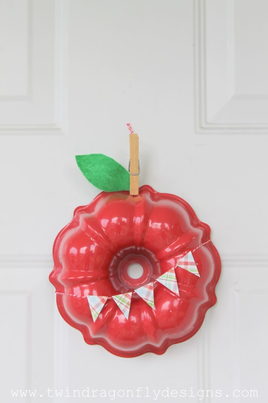 This Apple Wreath is the cutest way to reuse an old baking pan.