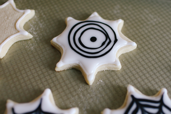 Turn this design into the coolest Spiderweb by this great cookie tutorial!