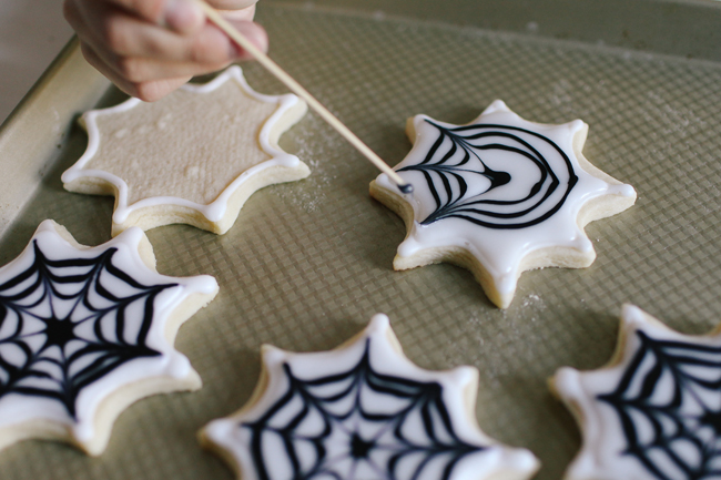 The most amazing tutorial, and the most delicious icing recipe are the perfect duo for these Spiderweb Sugar Cookies!
