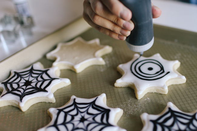 Check out this awesome tutorial how to make Spiderweb Sugar Cookies!
