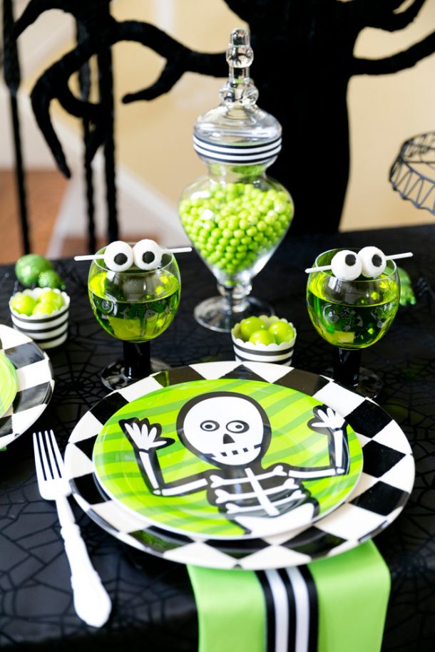 Green and black is the perfect combo for any Halloween party!