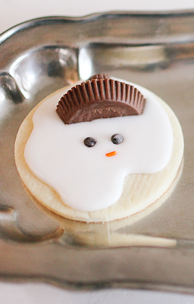 Love how easy it is to decorate these cute melted snowman cookies | Christmas Cookie Recipe