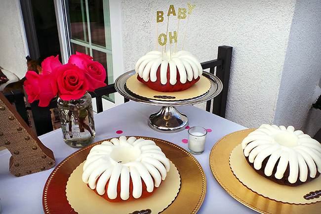 Such a sweet idea to serve different cakes to your guests!