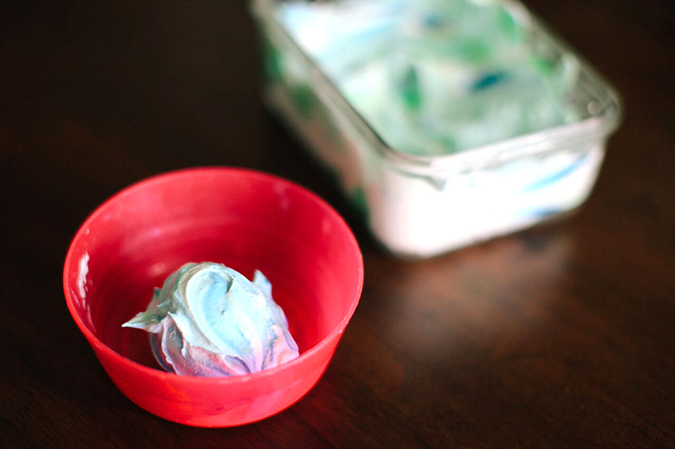 Use cool whip to dye your easter eggs this year! This is an easy Easter egg decorating technique. 
