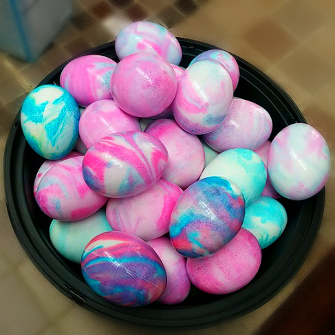This is such an original way to decorate eggs!