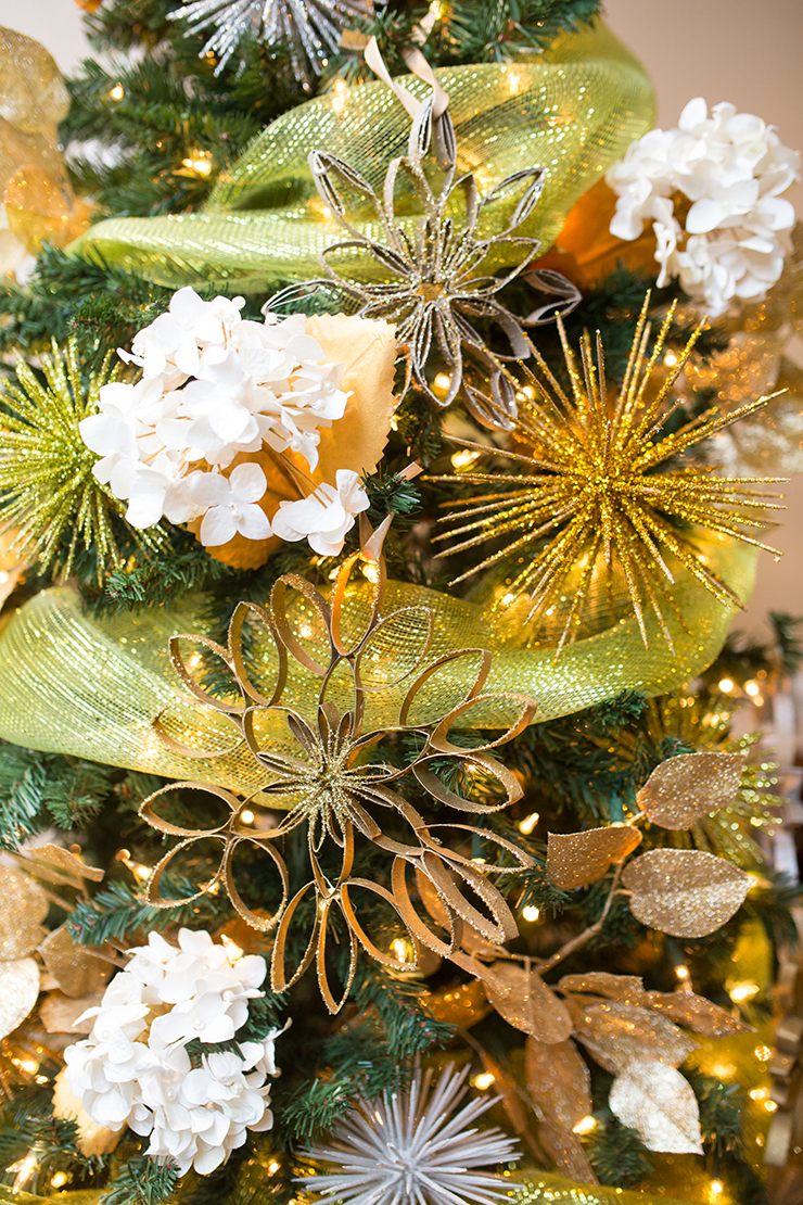 Toilet paper rolls and toothpicks will make your Christmas tree decorations SO beautiful this year!