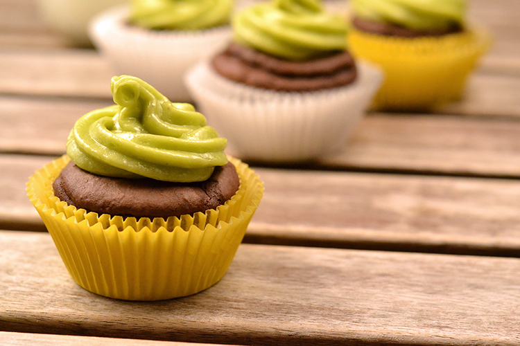 Chocolate black bean cupcakes with vanilla avocado frosting. These skinny cupcakes have healthy ingredients your family will love!