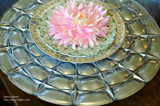 Give new beauty to your old glass serving trays with this easy DIY project. 