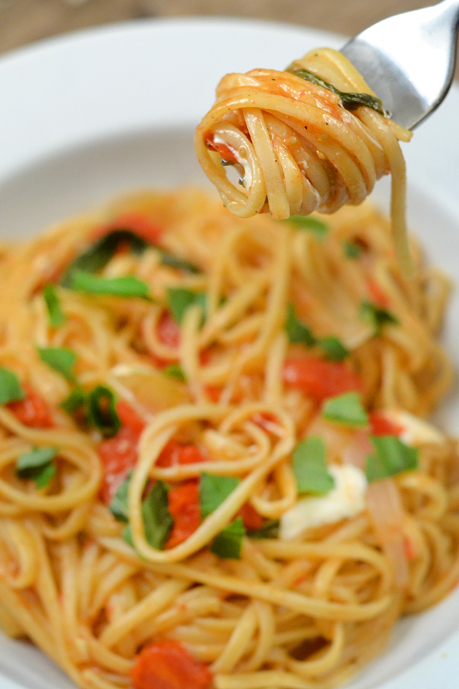 One pot pasta. This is a delicious quick and easy summer recipe. I'm adding it to my weekly menu plan. 