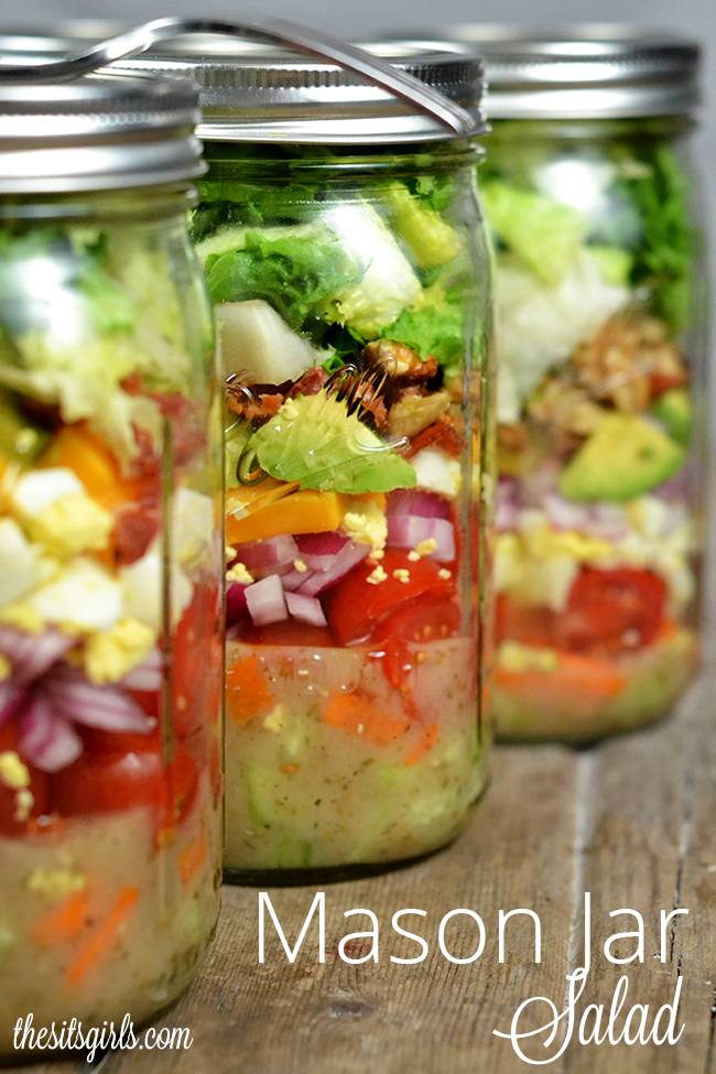 The easy way to prepare lunch: make-ahead mason jar salad recipe. You can make a week's worth of salads that are easy to grab on your way out of the door for work. The perfect healthy lunch recipe that doesn't require a lot of work or cooking. 