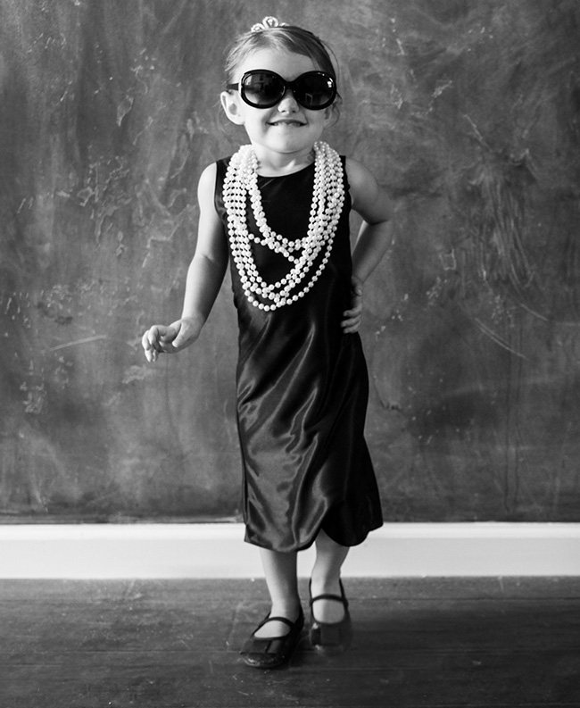 Breakfast at Tiffany's DIY Halloween costume is the cutest thing around for a little girl!