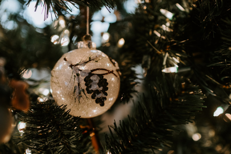 christmas tree ornament with pinecone