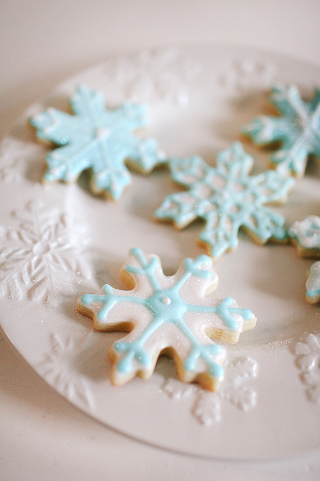 Frozen Cookies | Simple cookie decoration tutorial for snowflake cookies that are perfect for a Frozen birthday party.
