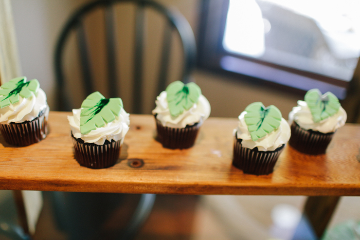 Cupcakes with a leaf for a tropical party. 