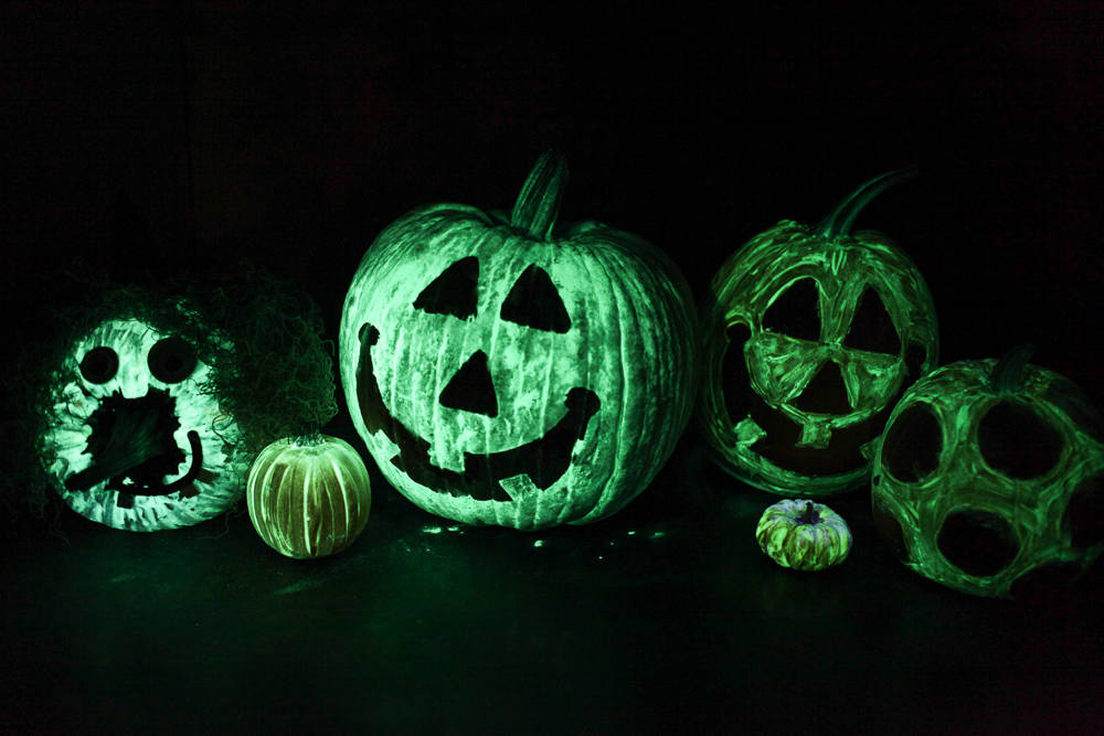 Glow In The Dark Pumpkins - awesome jack-o-lanterns without any carving! 