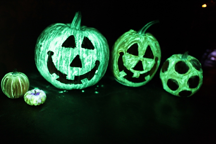 Glow In The Dark Pumpkins. This step by step tutorial will help you create awesome jack-o-lanterns without any carving! DIY Halloween