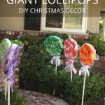 Transform your house into a gingerbread house for Christmas with these GIANT lollipops. They are super cute and very easy to make! Easy Christmas decor DIY.