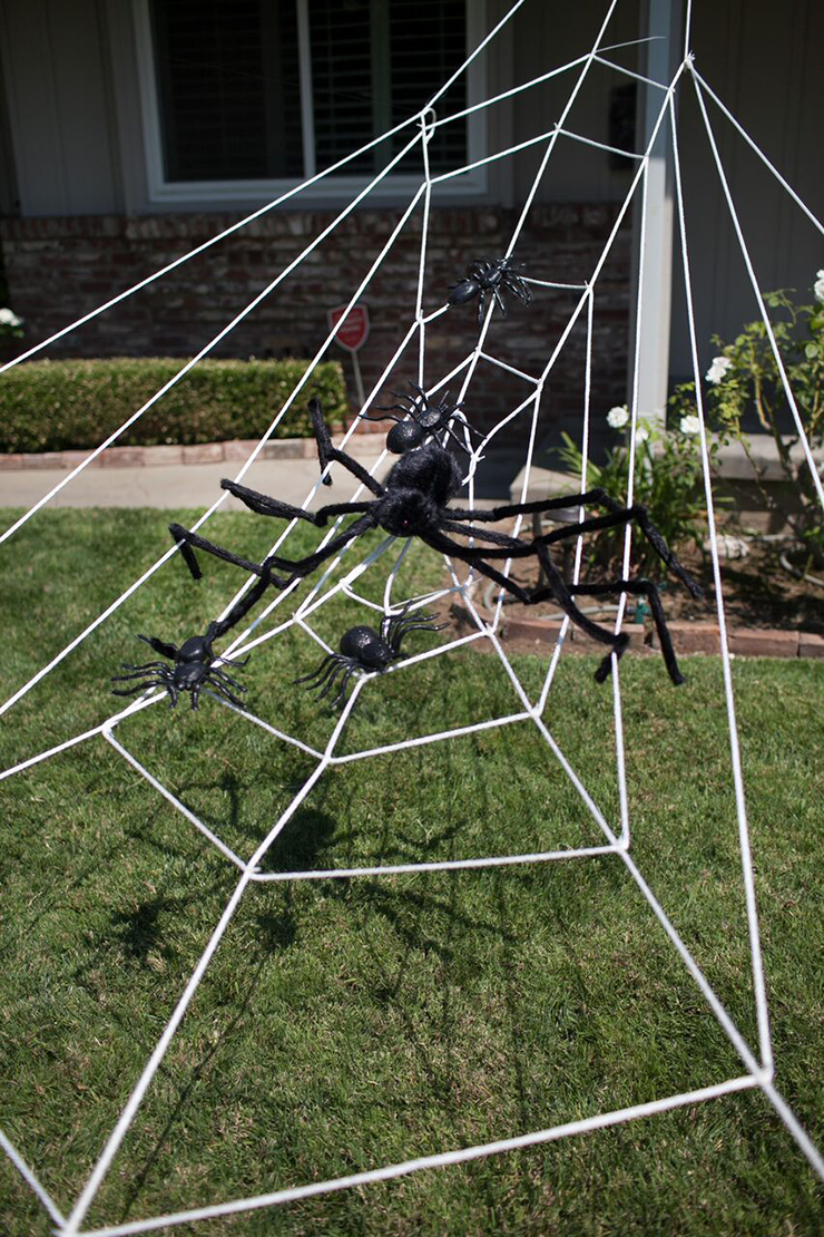 How to create a giant spider web with clothesline. Includes step by step pictures and video tutorial to make the project easy.