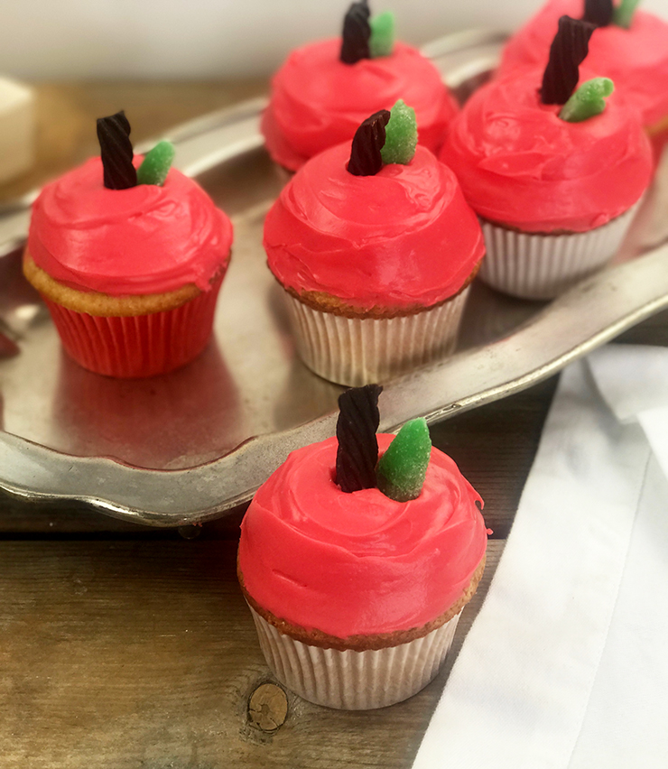 How cute are these DIY apple cupcakes!