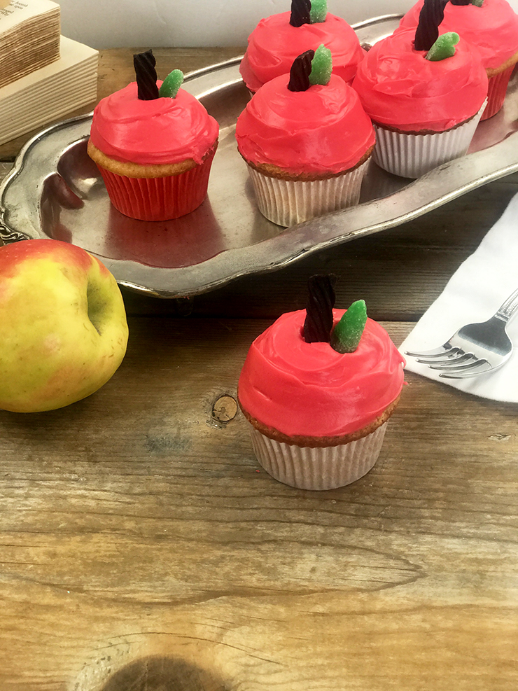Time for a dozen apple cupcakes!