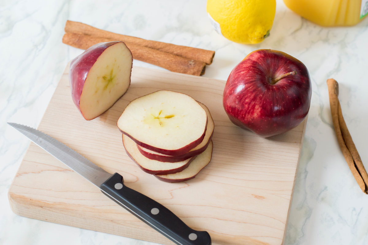 slicing apples for sangria