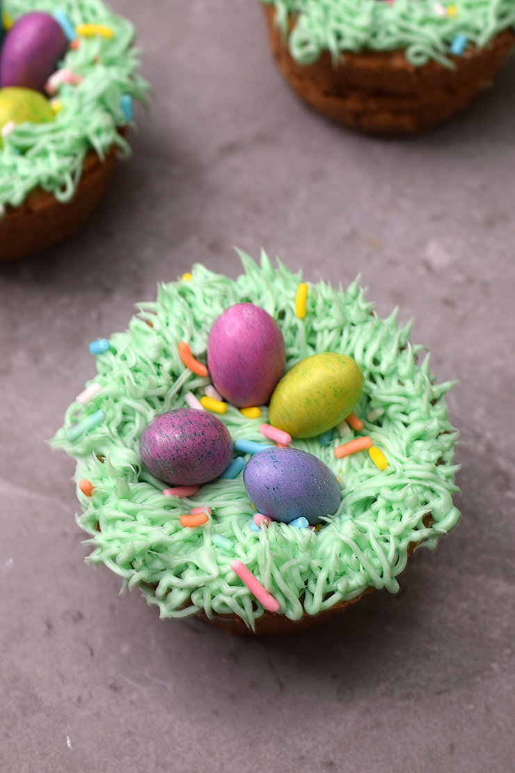 Edible birds nests made with cookie cups, frosting, and chocolate eggs.